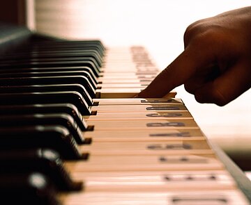 Hand am Klavier