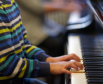Junge am Klavier