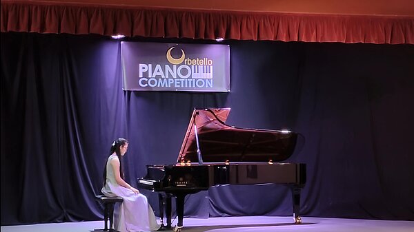 Pianistin am Konzertflügel