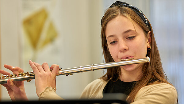 Mädchen an der Querflöte