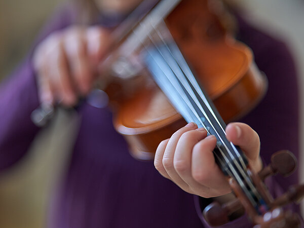 Mädchen an der Geige Nahaufnahme
